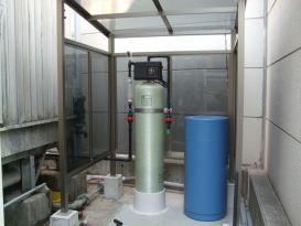 冷却塔の補給水を軟水化することでスケール障害が軽減されます。オルガノの軟水装置が最適です。